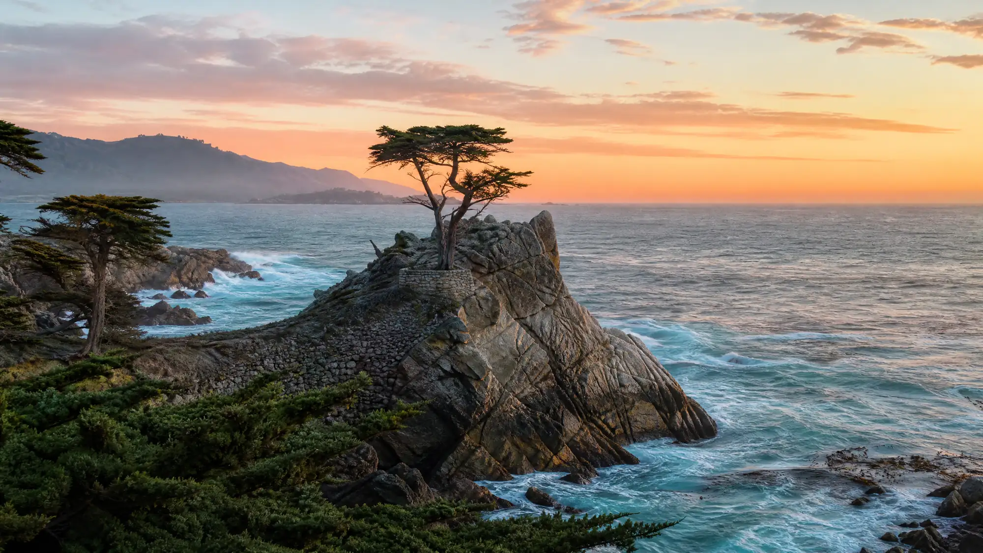 Parcourez en voiture ou à vélo 17 miles de côte californienne. Voyez le Lone Cypress vieux de 250 ans, les phoques communs indigènes et les célèbres parcours de golf.