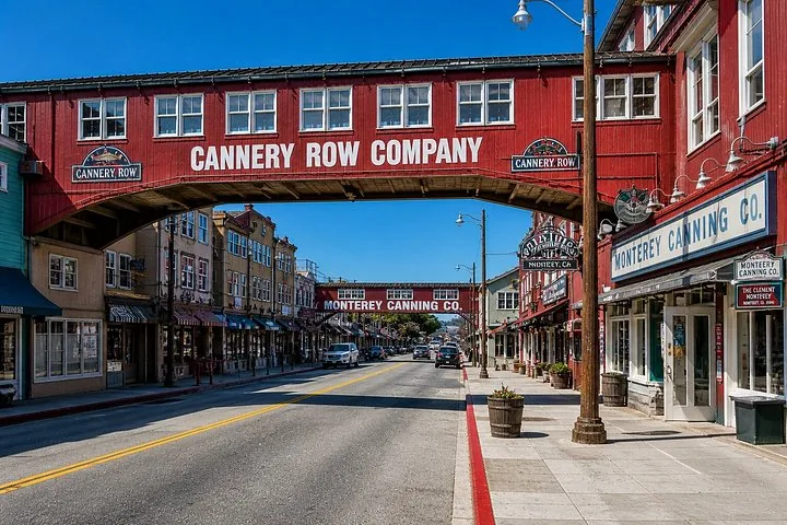 Vue de rue de Cannery Row à Monterey avec des bâtiments historiques