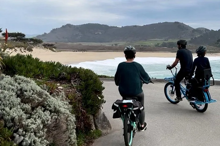 Menschen auf E-Bikes in der Nähe eines Strandes am 17-Mile Drive